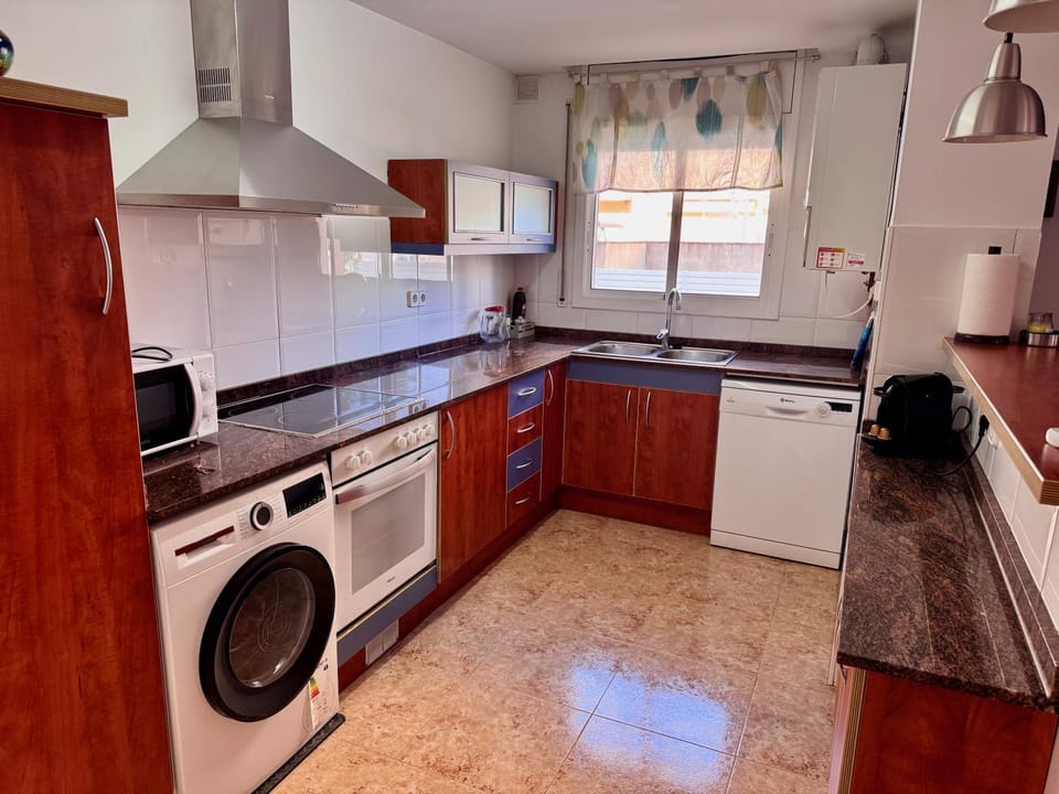Kitchen or kitchenette, dishwasher, oven, toaster, washing machine