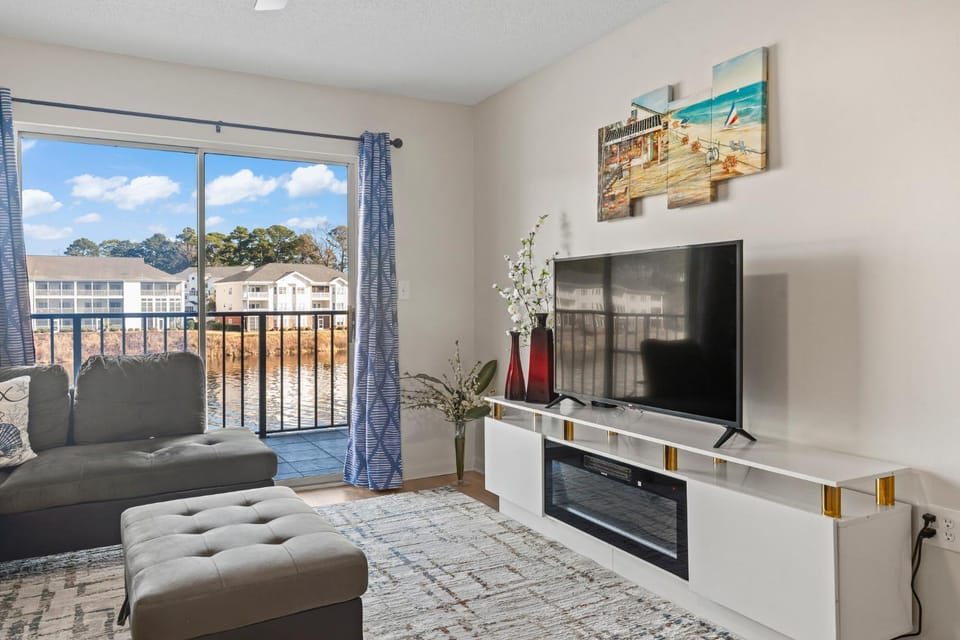 TV and multimedia, Living room, Seating area, River view, fireplace