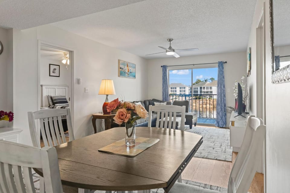 View (from property/room), Living room, Seating area, Dining area, River view