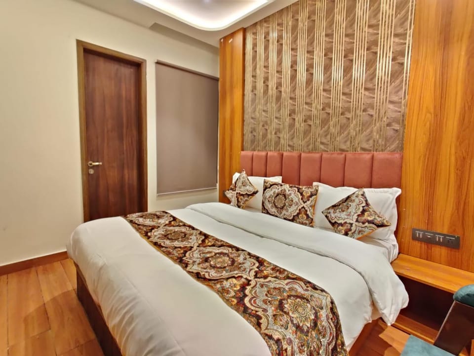 Bed, Living room, Photo of the whole room, Seating area, Bedroom, wardrobe