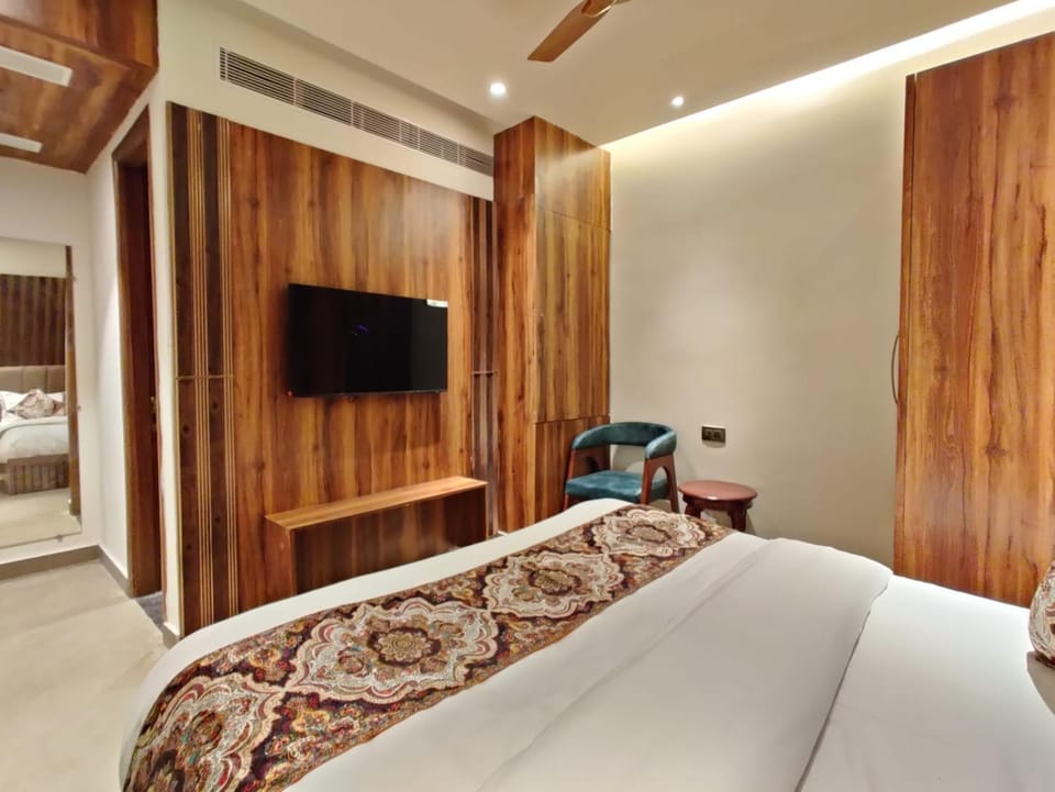 Communal lounge/ TV room, Bed, TV and multimedia, Photo of the whole room, Seating area, Bedroom, wardrobe, air conditioner