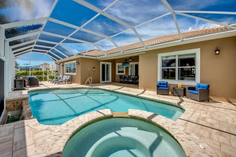 CoralVilla Martinique-pool, spa, foosball table, water view, boat dock, office House in Cape Coral