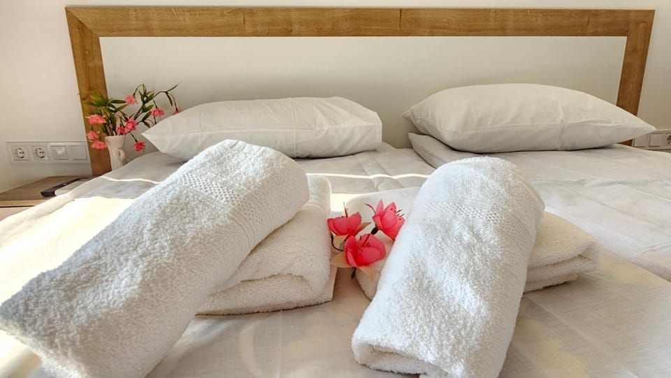 Bed, Photo of the whole room, towels