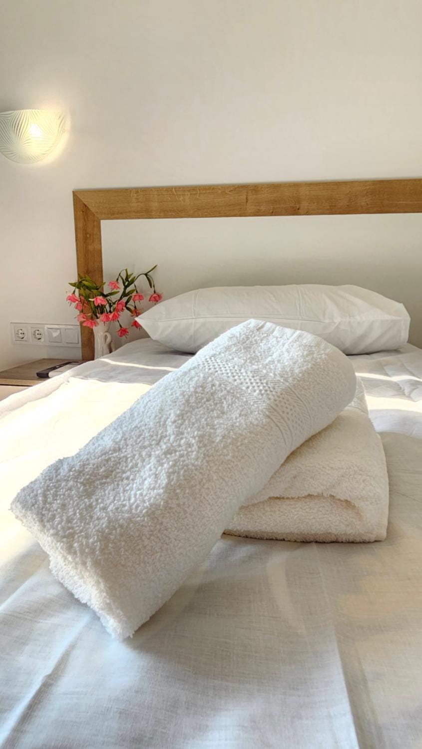 Bed, towels