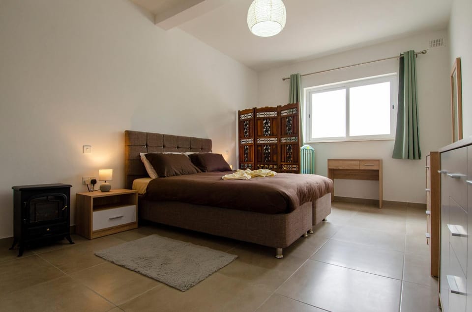 Bedroom, cot, towels