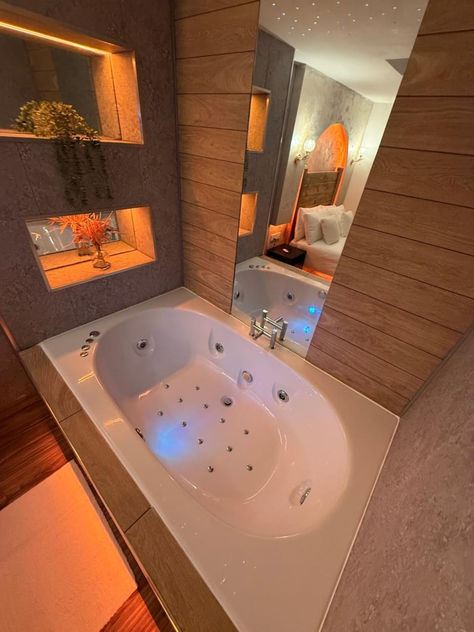 Luxury Jacuzzi Suites Halifax Apartment in Calderdale