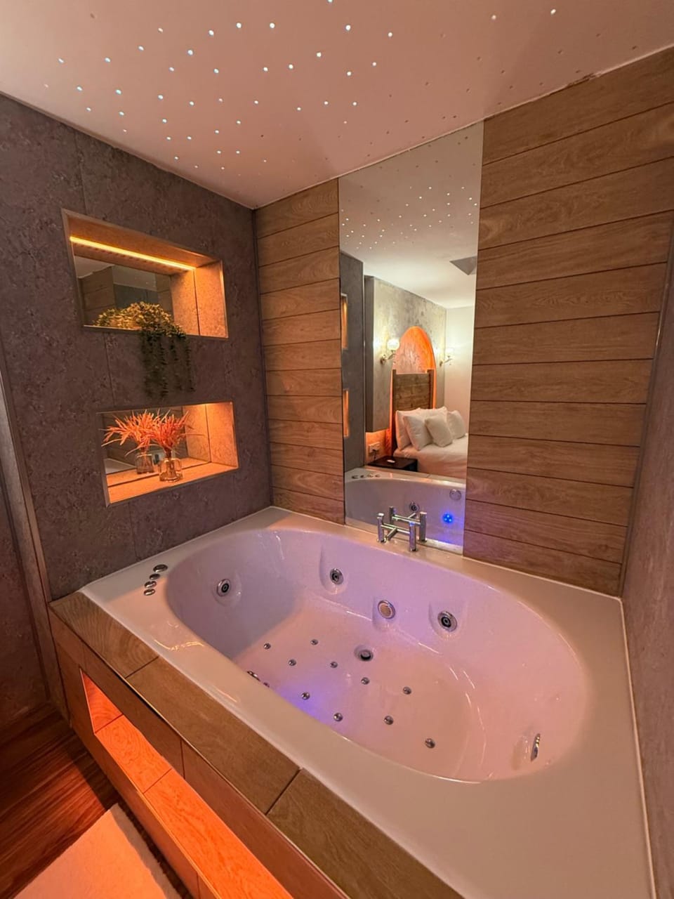 Luxury Jacuzzi Suites Halifax Apartment in Calderdale