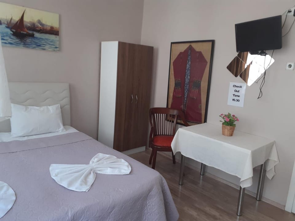 Photo of the whole room, Bedroom, towels, wardrobe