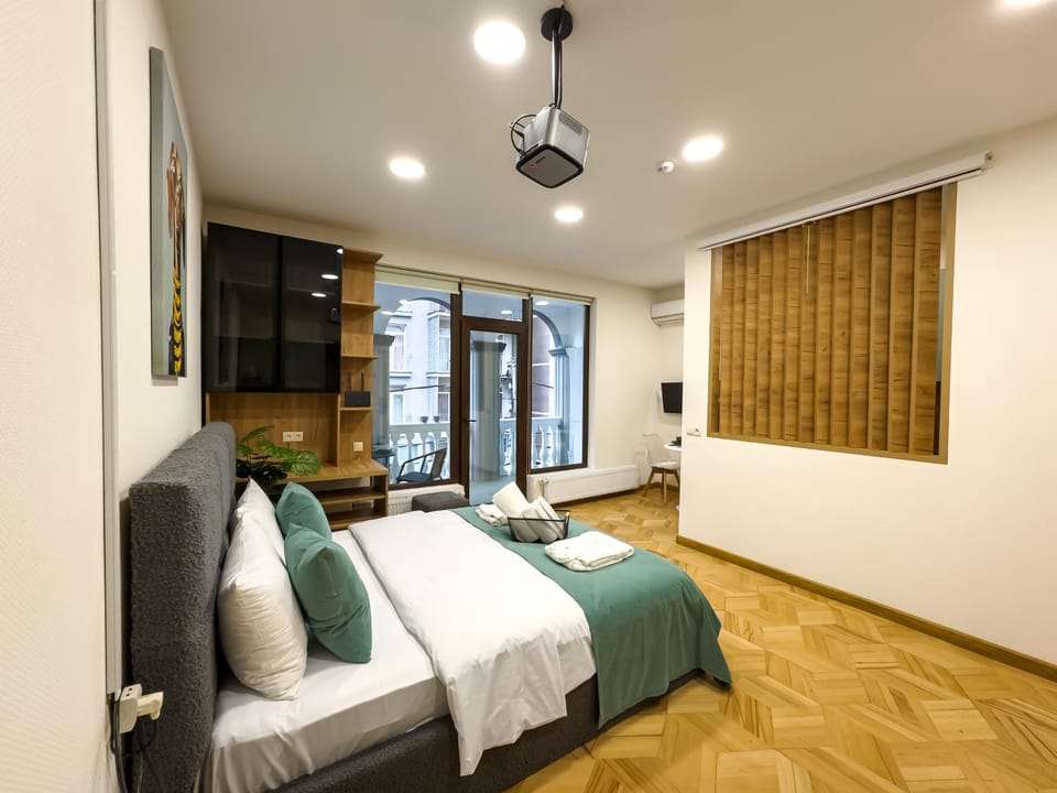 Bed, Living room, Photo of the whole room, Seating area, Bedroom, towels