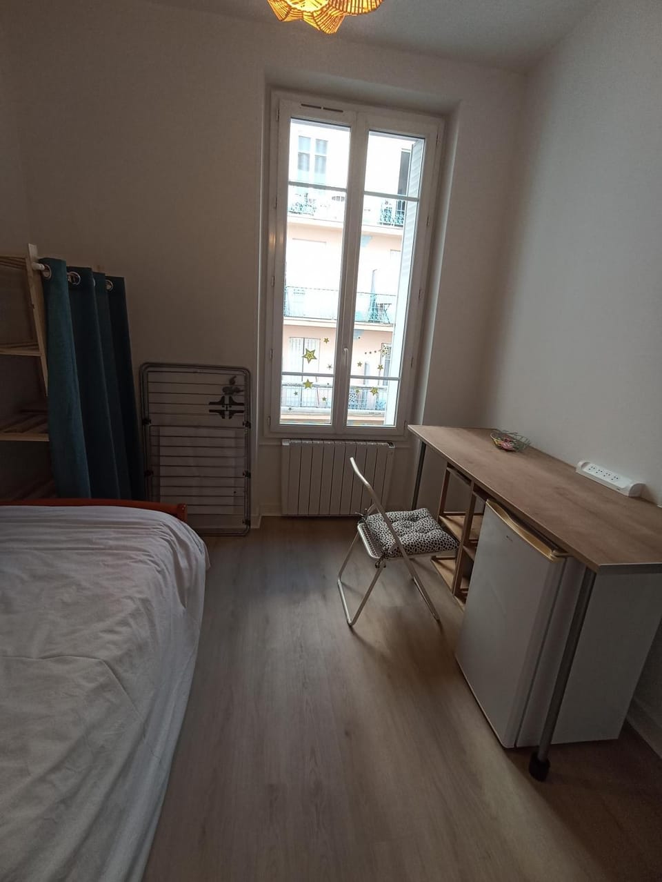 Bed, Photo of the whole room, Seating area, storage