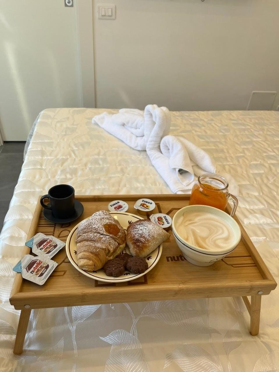 Bed, Food close-up, Food and drinks, Bedroom, Food, Breakfast, Italian breakfast, heating, internet, towels, air conditioner