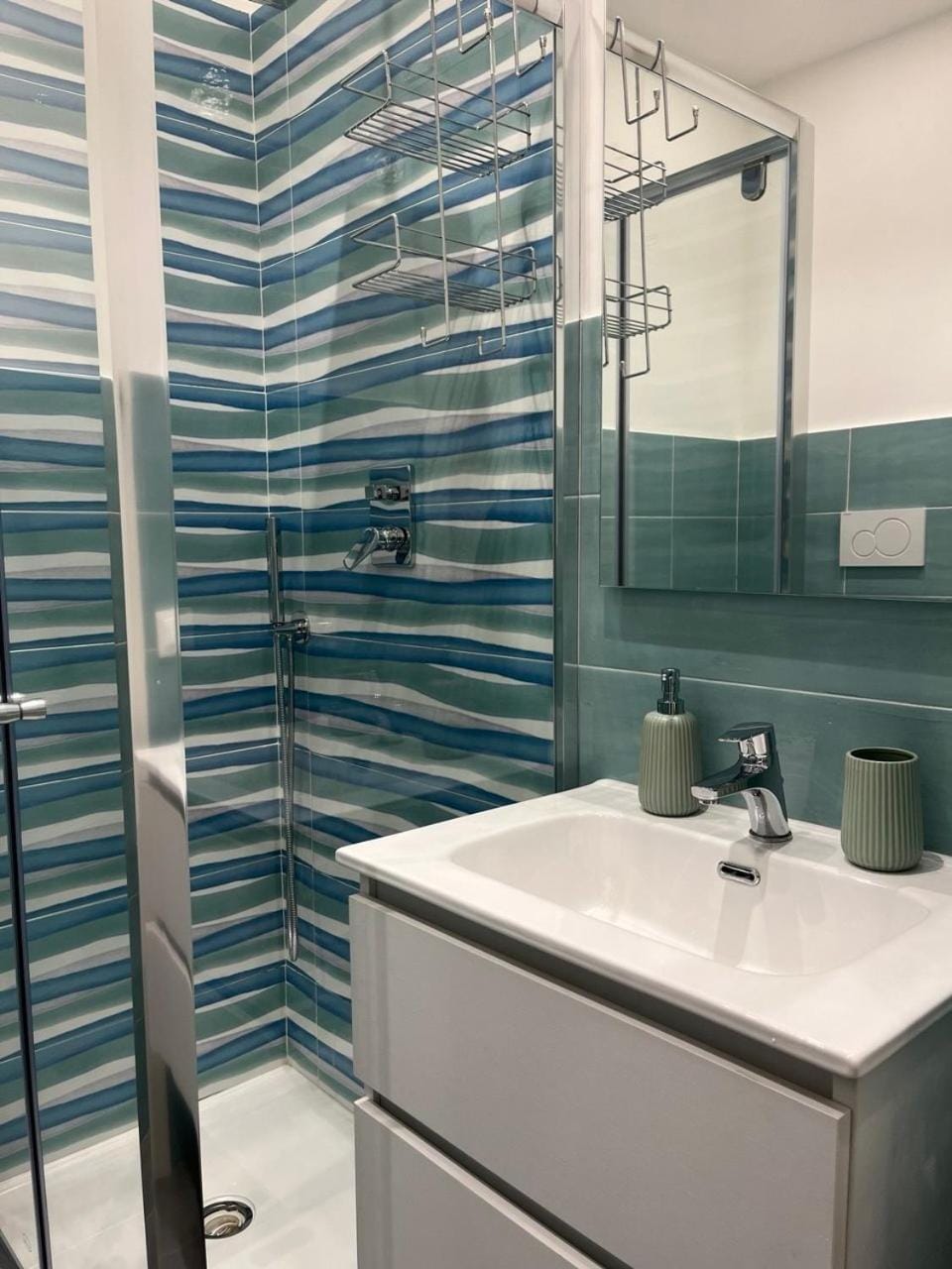 Shower, Bathroom, hair dryier, internet, towels