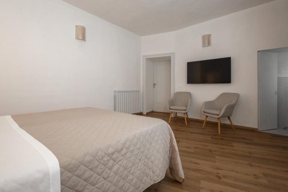 Bed, TV and multimedia, Photo of the whole room, Bedroom