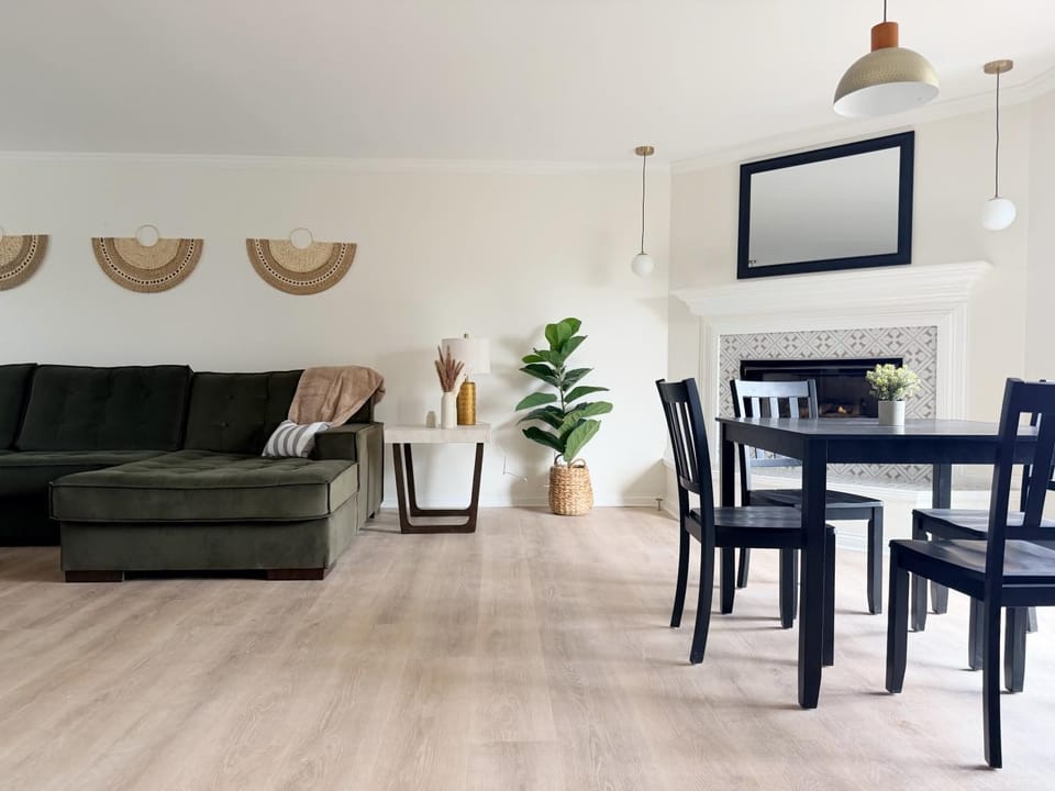 Shoreham Luxe Vibrant 4BR 2,5BA with Waterfront Apartment in Evansville
