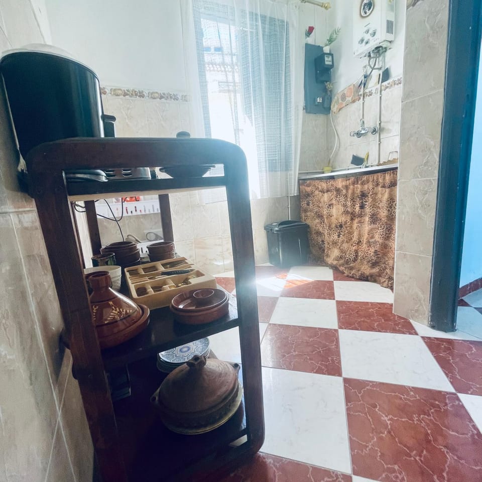Kitchen or kitchenette, minibar