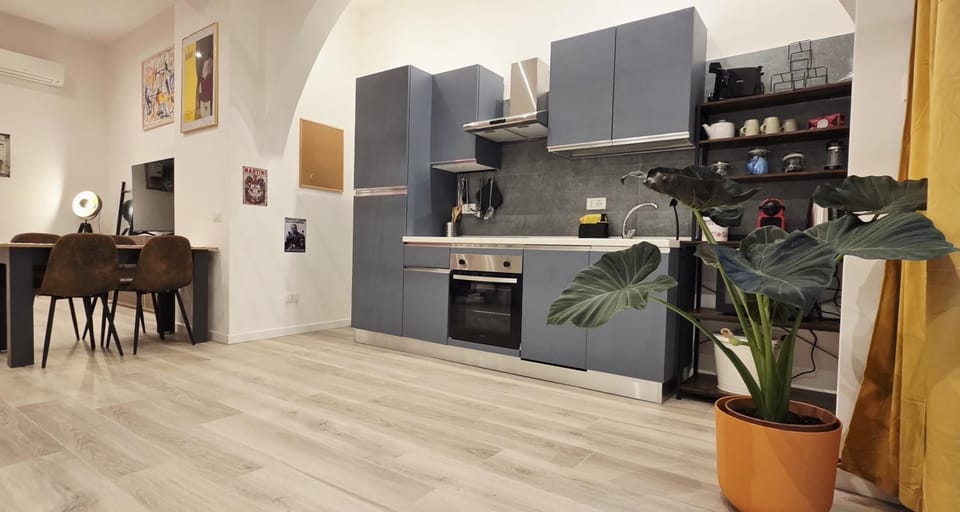 Kitchen or kitchenette, dishwasher, stove
