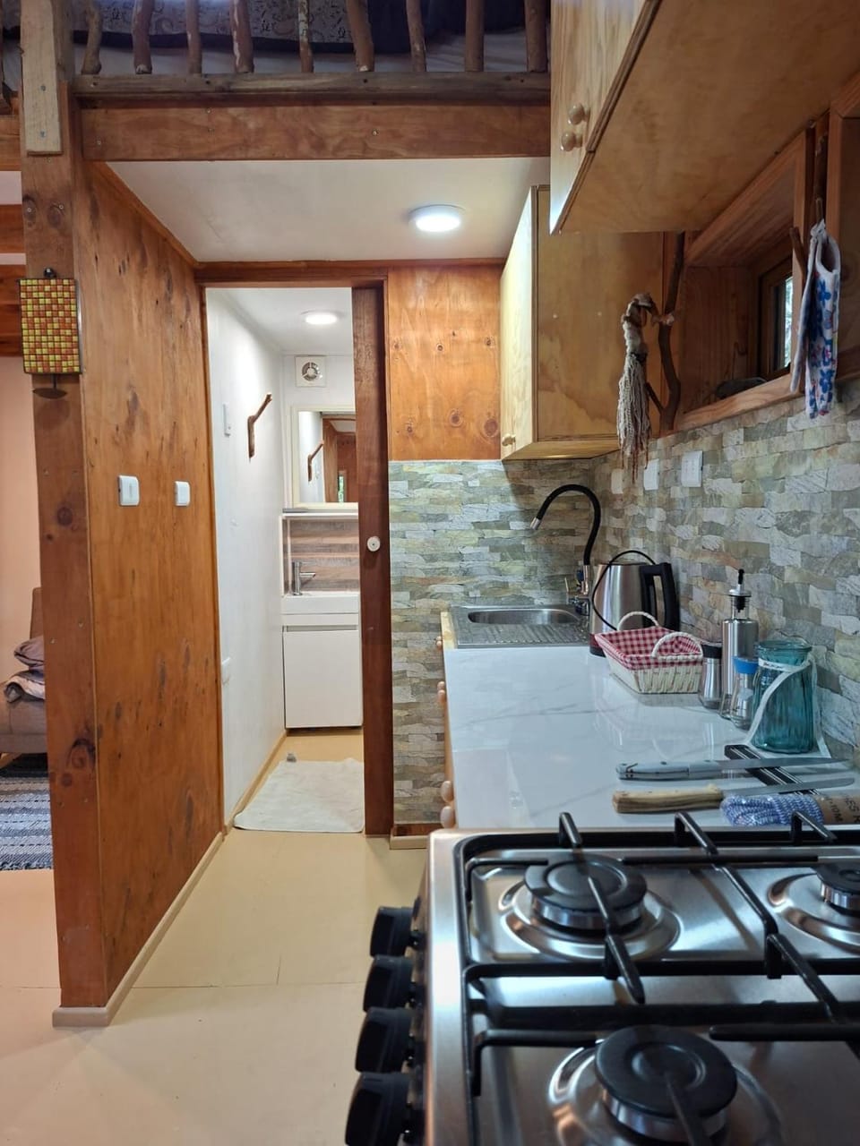 Kitchen or kitchenette, minibar