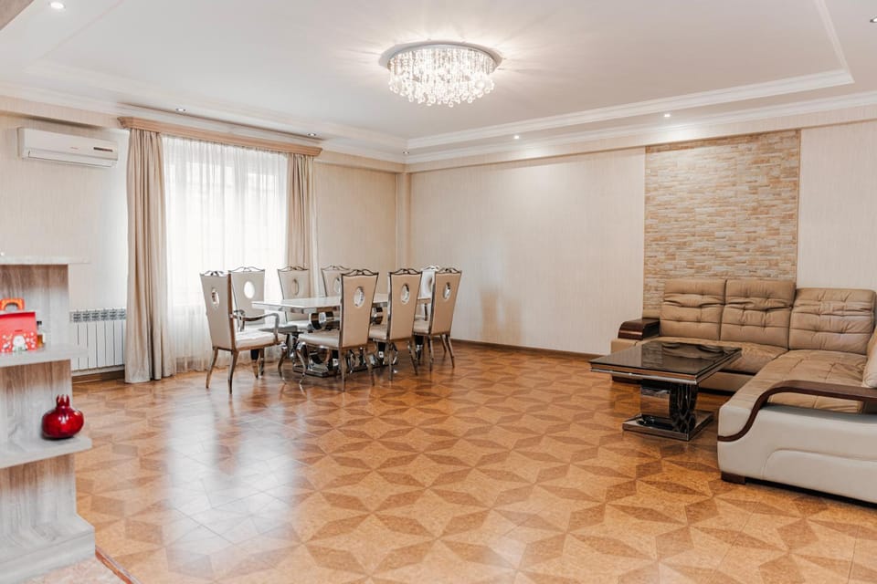 Seating area, Dining area, air conditioner