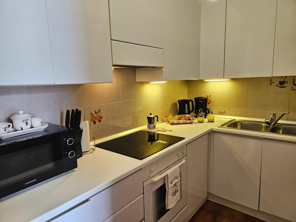 Coffee/tea facilities, Kitchen or kitchenette, stove