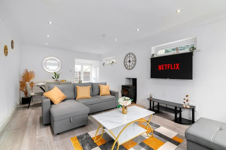 Contractor Accommodation, Free Large Car Park, Sleeps 7 Apartment in Sittingbourne