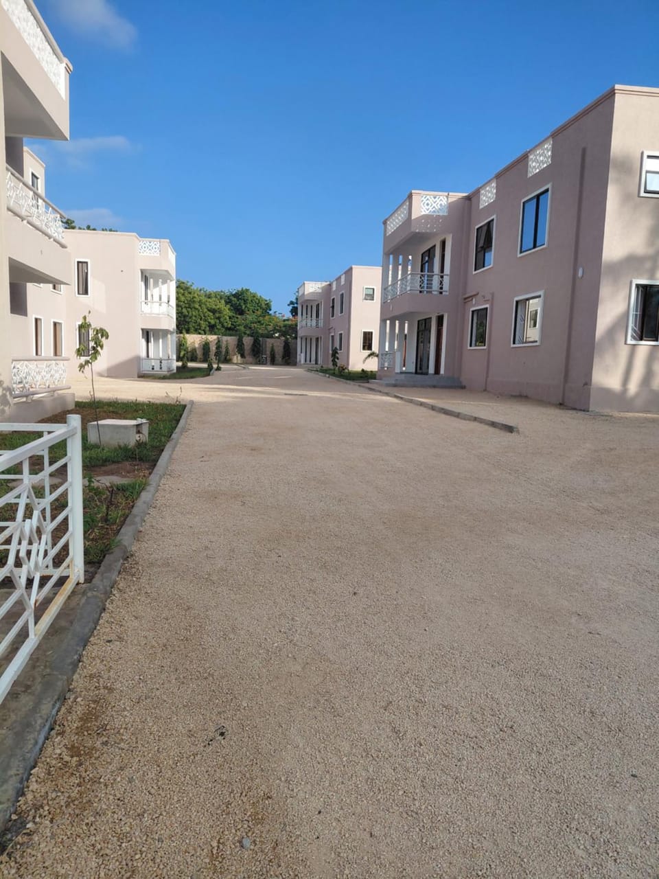 Memories Home Diani Beach Road- With Pool, 5 min to the Beach Apartment in Diani Beach