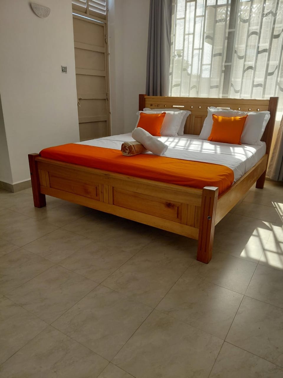 Memories Home Diani Beach Road- With Pool, 5 min to the Beach Apartment in Diani Beach