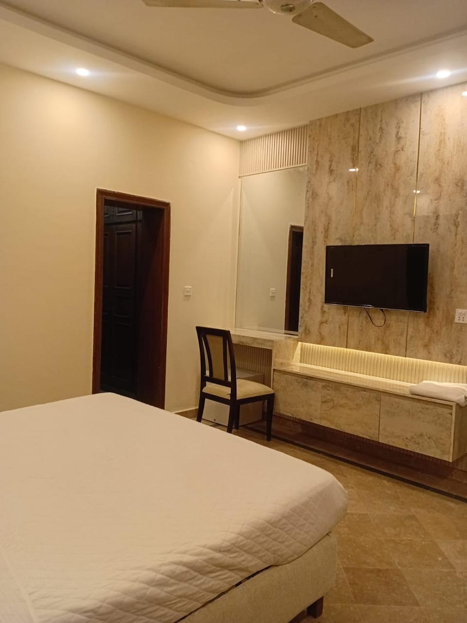 Bed, TV and multimedia, Photo of the whole room, hair dresser