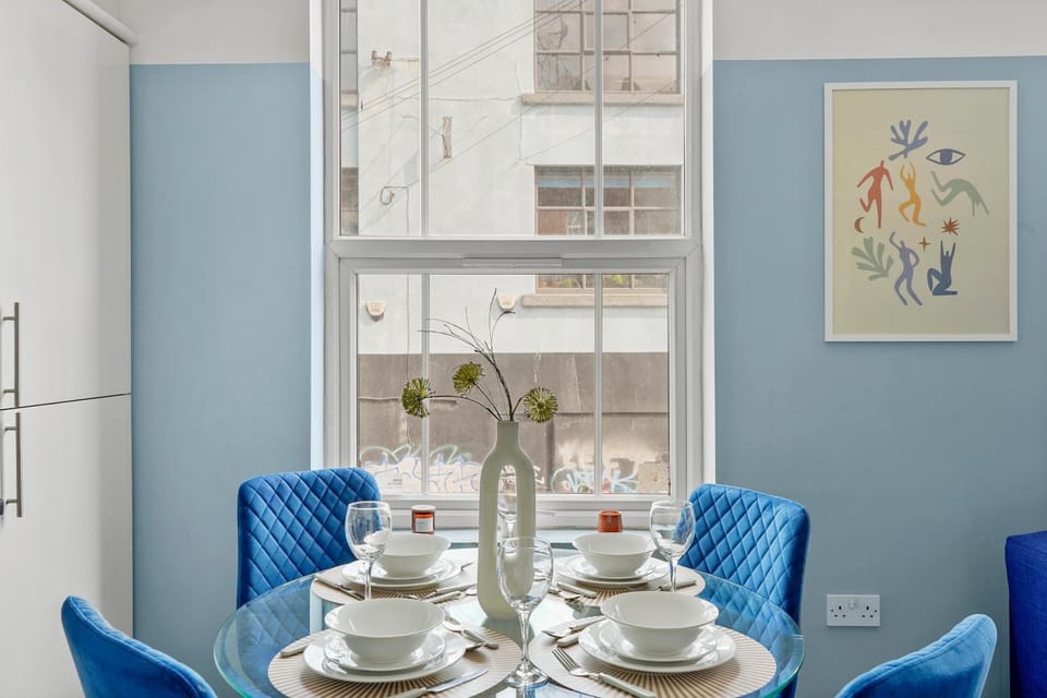 Stylish Sleek Central Bristol Abode - Sleeps 6 Apartment in Bristol