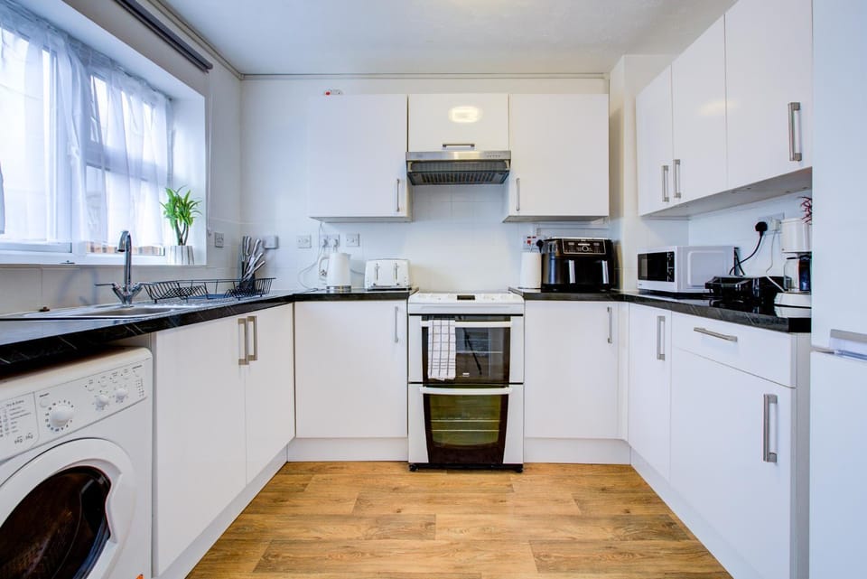 Coffee/tea facilities, Kitchen or kitchenette, oven, stove