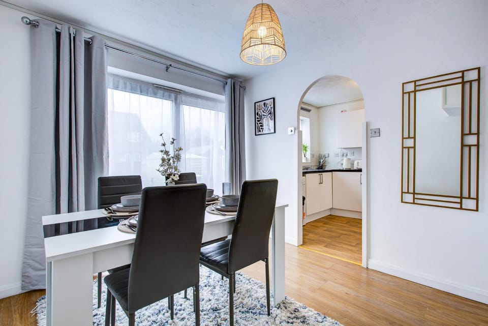 Kitchen or kitchenette, Seating area, Dining area