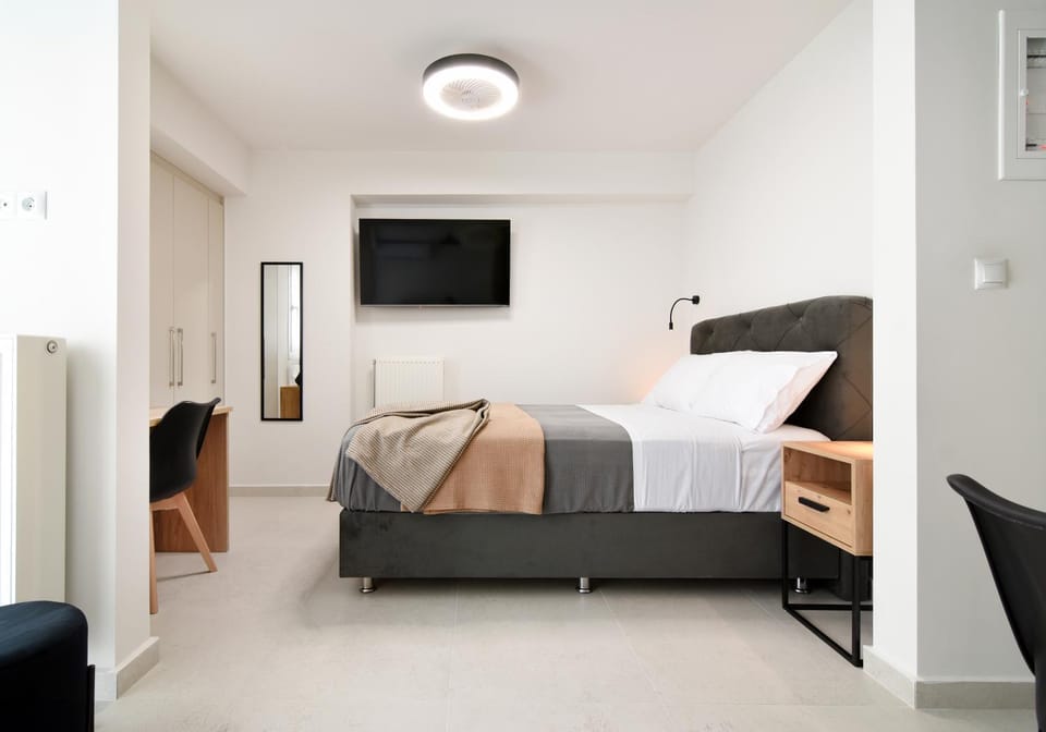 Bed, TV and multimedia, Photo of the whole room, Bedroom