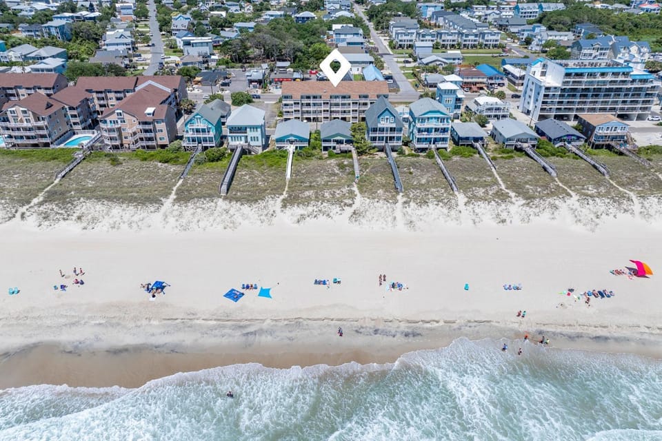 Property building, Day, People, Neighbourhood, Natural landscape, Bird's eye view, Beach, Guests
