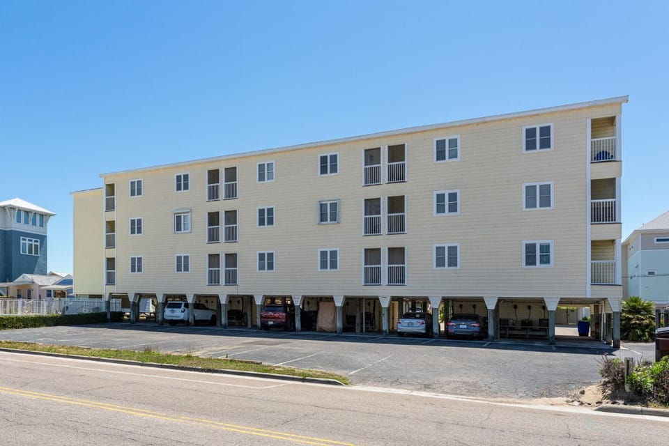 Property building, Facade/entrance, Day, Balcony/Terrace, Street view, Parking