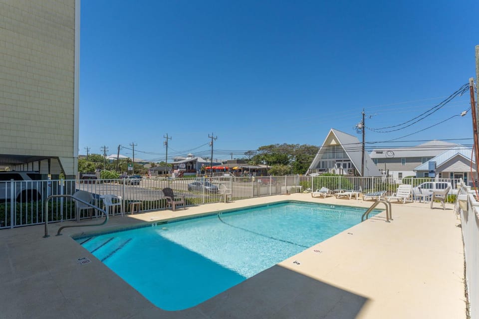 Day, Neighbourhood, Seating area, Swimming pool, sunbed