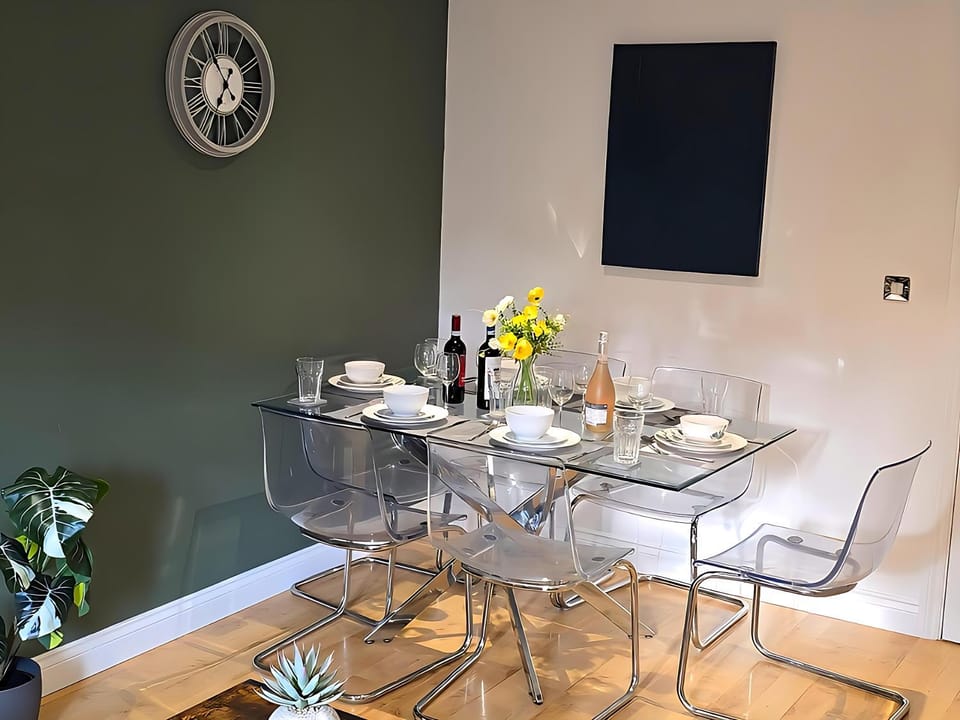 Seating area, Dining area