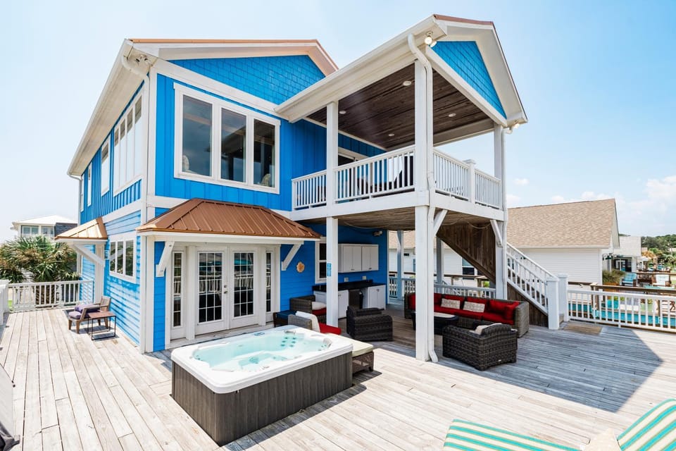 Property building, Day, Hot Tub, Balcony/Terrace, Seating area