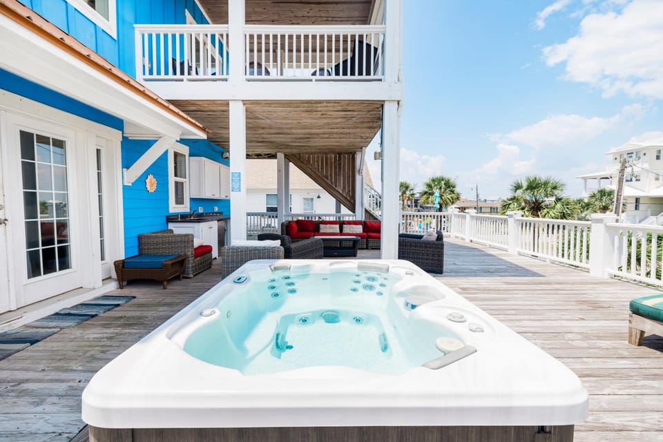 Property building, Day, Hot Tub, Balcony/Terrace, Seating area