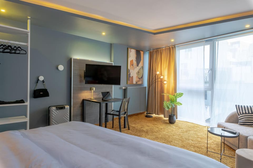 Bed, Living room, Photo of the whole room, Seating area, Bedroom