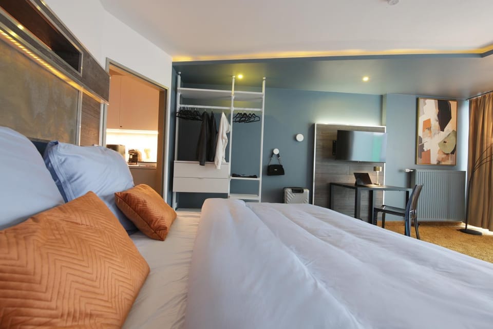 Bed, Living room, Bedroom