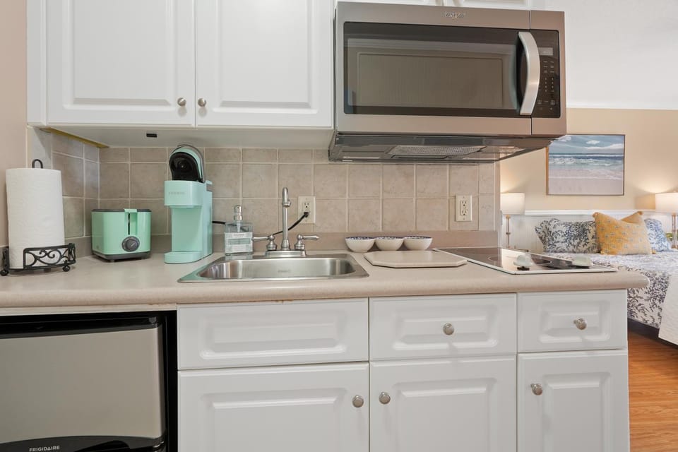 Bed, Kitchen or kitchenette, Bedroom, microwave