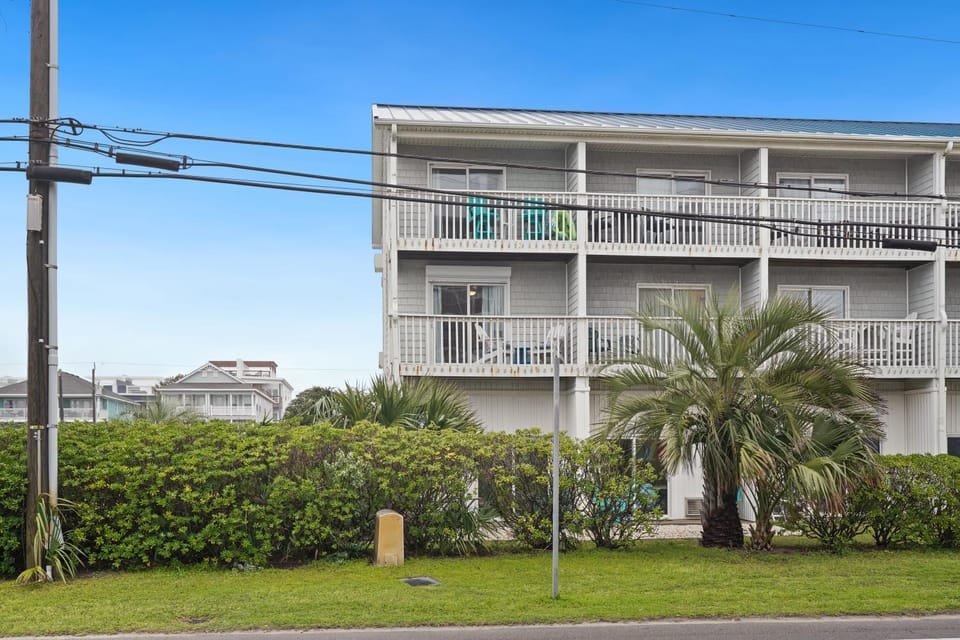 Property building, Day, Neighbourhood, Natural landscape, Garden, Balcony/Terrace