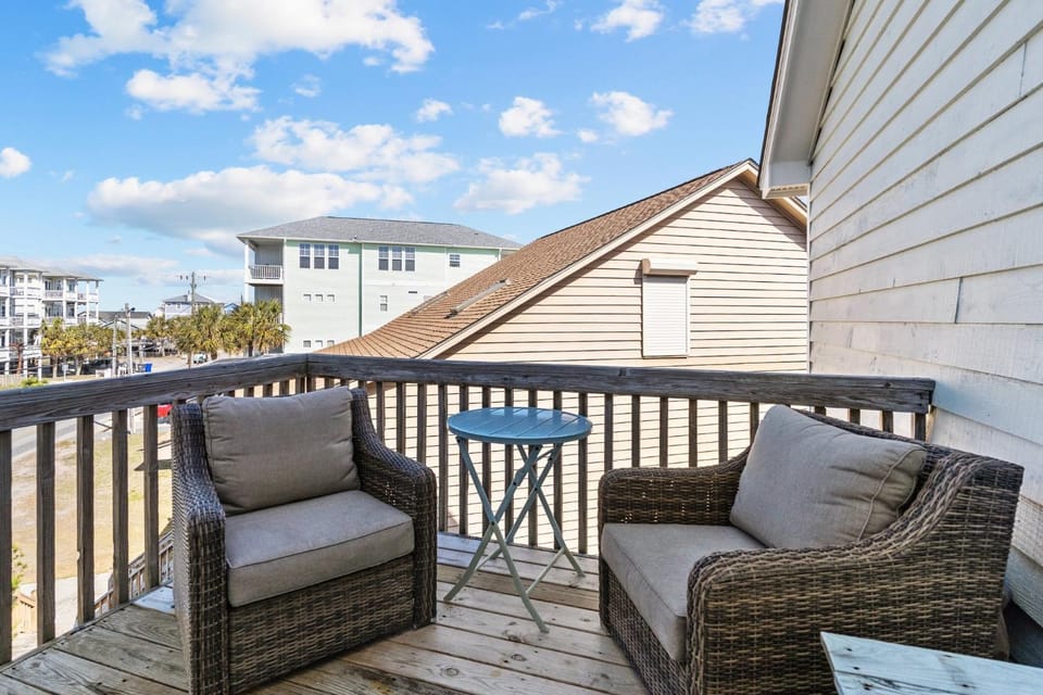 Day, Neighbourhood, Balcony/Terrace, Seating area, furniture