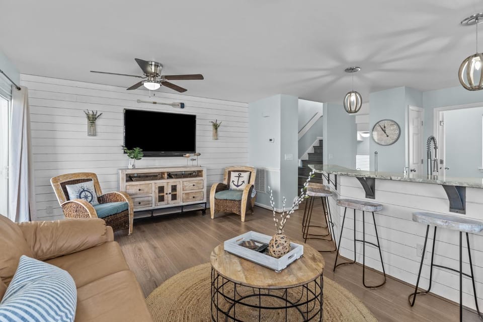 TV and multimedia, Kitchen or kitchenette, Living room, Seating area, furniture