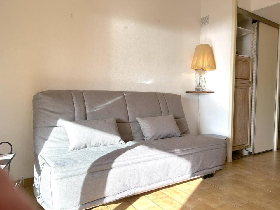 Bed, Living room