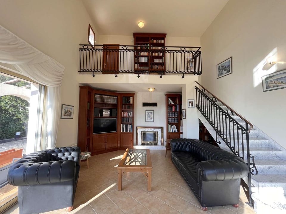 Library, Living room, Seating area