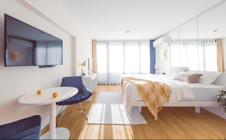 Bed, TV and multimedia, Living room, Photo of the whole room, Seating area, Bedroom