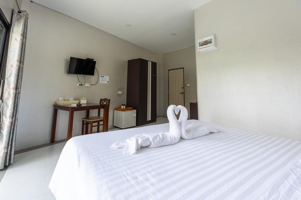 Bed, TV and multimedia, Photo of the whole room, Bedroom, towels, wardrobe, air conditioner