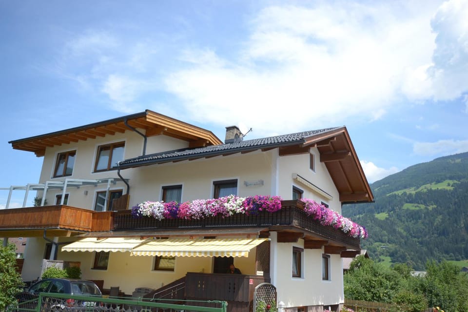 Property building, Day, Balcony/Terrace