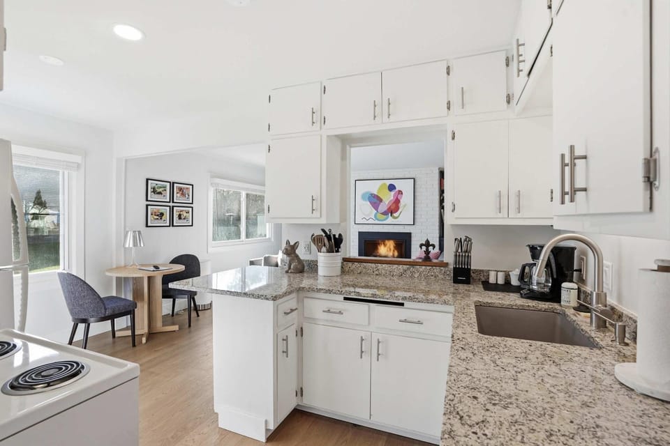 2BR Near Medical Center w Free Parking & Laundry House in Wauwatosa