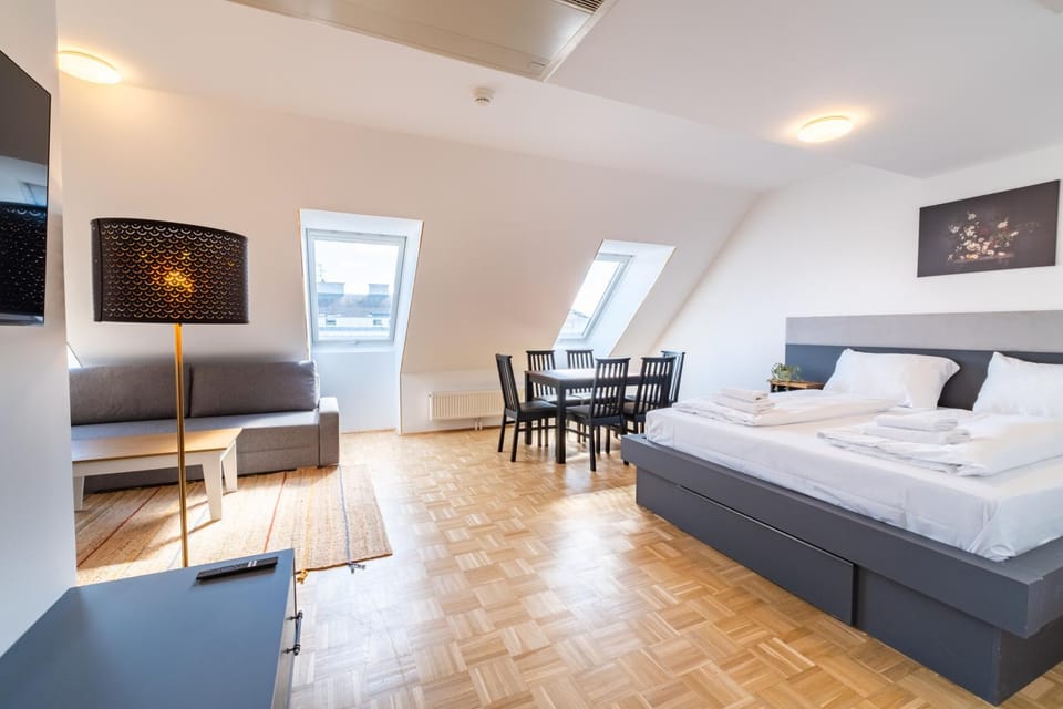 Bed, TV and multimedia, Living room, Photo of the whole room, Seating area, Dining area, Bedroom
